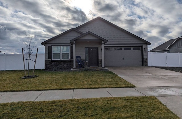 Cozy house with fenced in back yard. Pet-Friendly!