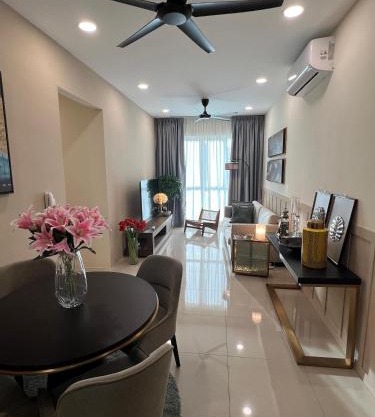 Cozy Modern Condo with Pool & City Access