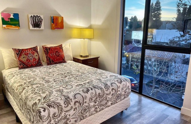 Cozy Modern Studio on Spaulding Ave – Complimentary WiFi & Parking