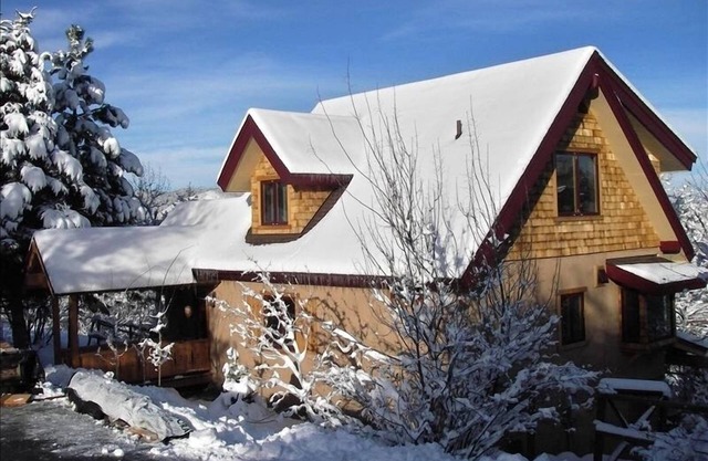 COZY PIVATE Chalet, SPECTACULAR VIEWS 2 DECKS , HOT TUB, WIFI, 2 TVs, Petsnn