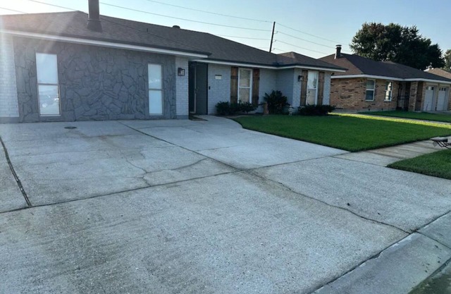 Cozy private suit inside a home in awesome Kenner with AC, WiFi