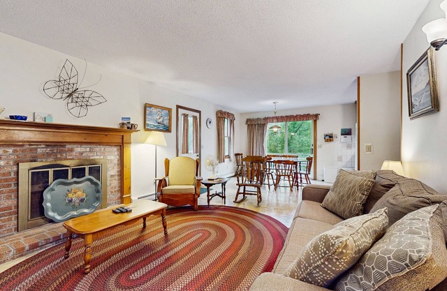 Cozy, Quiet, Secluded - within Short Walk of the Beach