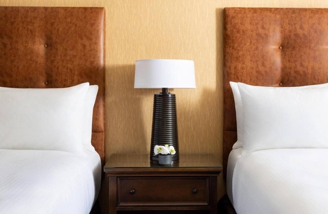 Cozy Retreat: Standard Double Queen with Balconies & Pool - Elevation Hotel