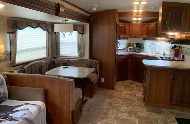 Cozy RV on private farm 10 minutes to WEC, Hits, and downtown Ocala