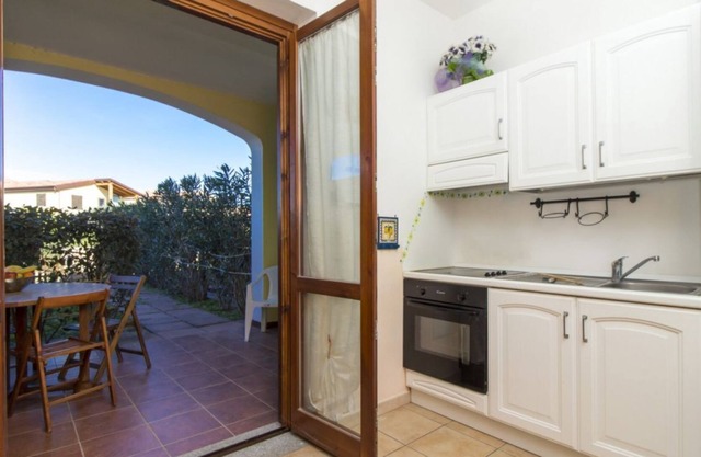 Cozy two-storey cottage for 4 people 600 m walk from the sea.
