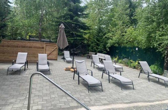 Creekside Stunning Lofted 1BR: Sleeps 2,Pool,Free Parking Near Lakes and Shops!