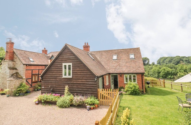 DAISY COTTAGE, pet friendly, with a garden in Hanley William