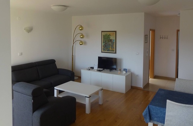 "Dani" - a lovely apartment with seaview - quiet but central in Poljana, Ugljan