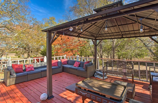 Deck, Grill & Yard: Pet-Friendly Van Alstyne Gem!