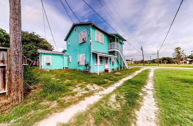Delightful dog-friendly getaway with large yard - near beaches, parks, & trails