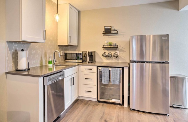 Denver Studio w/ Hot Tub ~ 2 Mi to Downtown!