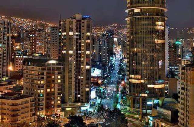 DEPARTAMENTO PISO 20a, CENTRICO, CERCA EMBAJADA AMERICANA, TELEFERICO, MALLS, VISTAS PANORAMICAS y SEGURO