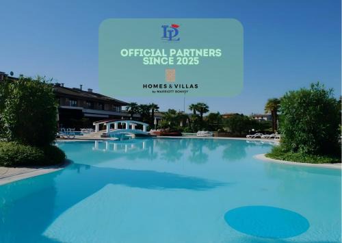 DesenzanoLoft Official Partner Homes & Villas by Marriott Bonvoy - H2o inside green residence with 3 pools