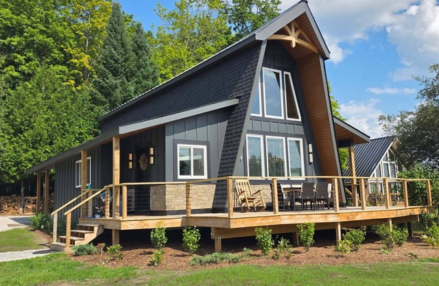 Designer A Frame. Only 15 mins from Petoskey and Boyne Mountain. Stunning views.