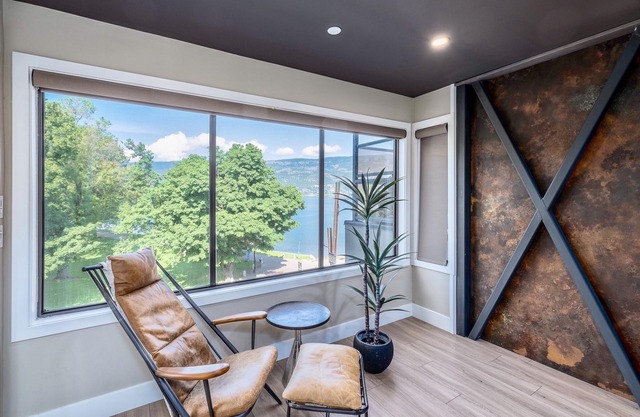 Designer's Dream - Downtown Waterfront!