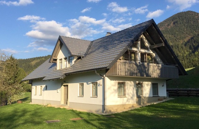 Detached family friendly Chalet with wonderful mountain views!