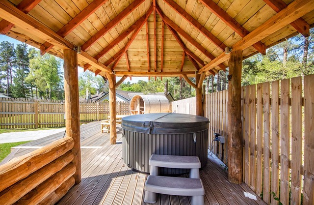 Detached holiday home with hot tub and sauna on Aviemore Ski road