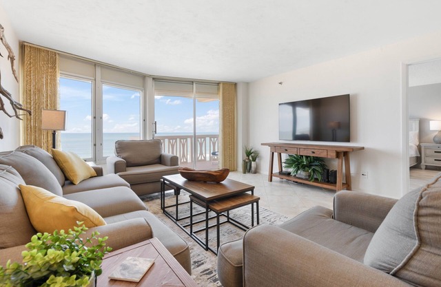 DIRECT OCEANFRONT Condo with BREATHTAKING VIEWS!