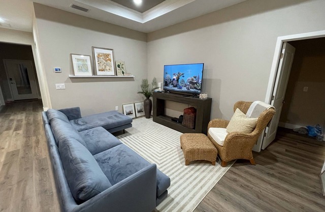 Discount for 30+day stays, fast Wi-Fi, work desk! Pet friendly! Close to beaches