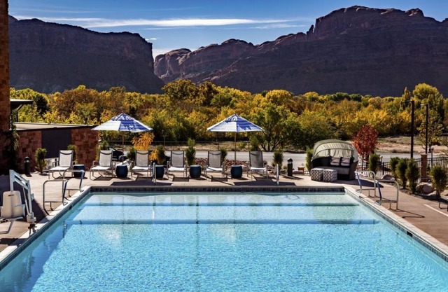 Discover a Hidden Treasure: Free Breakfast, Pool, Hot Tub, Parking!