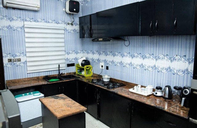 Discover Biens by Forji's luxurious 4-bedroom apartment in Chevron!n