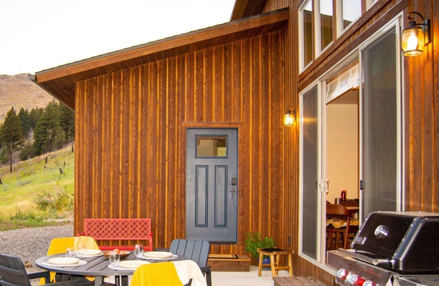 Dog-friendly, 2-bedroom cabin with curated library, fire pit, and wide Montana skies. Tucked off a scenic dirt road in Paradise Valley—15 minutes to dining, 45 minutes to Yellowstone.