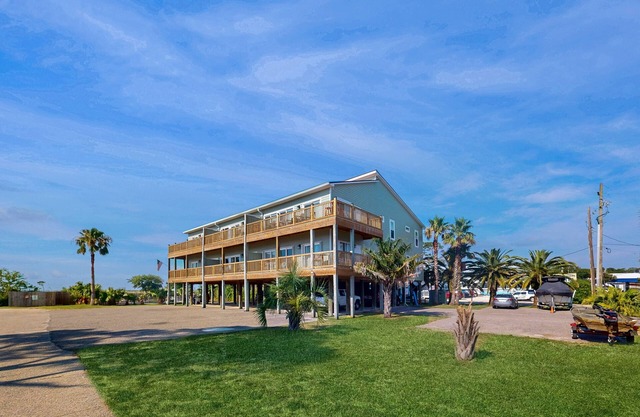 Dog-friendly condo w/views of the bayou, shared pool - close to the bayou