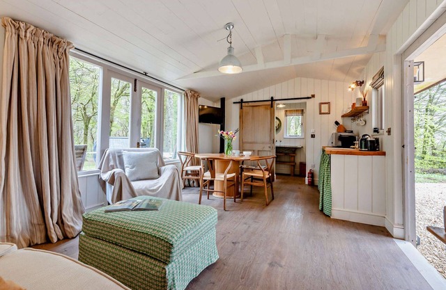Dog friendly holiday home with a hot tub and woodland views - Keepers Stable