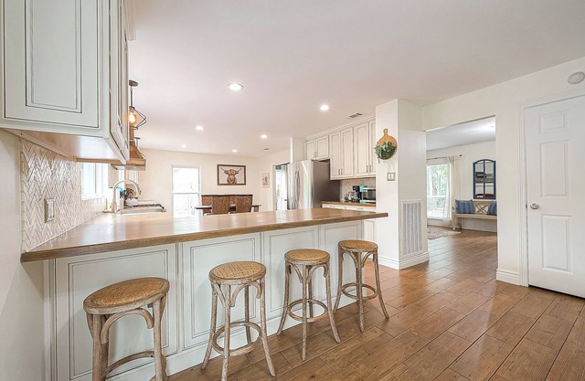 Dog Friendly & just one mile to Woodlands Town Center!