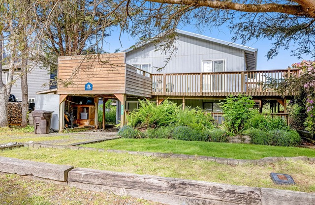 Dog-friendly, oceanview home - one block to beach