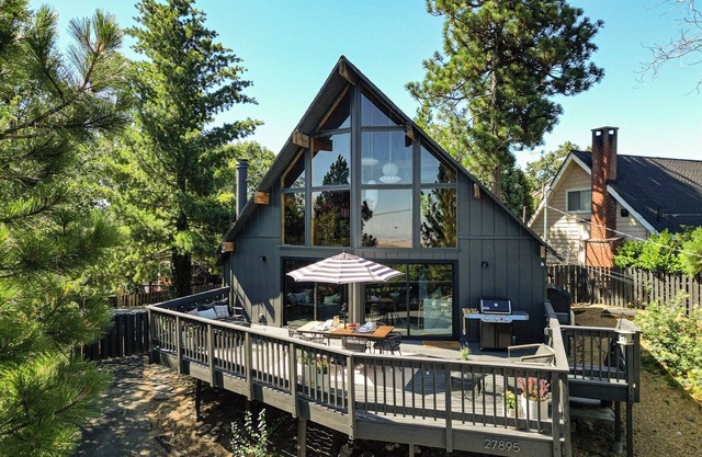 Dog-Friendly Retreat w/Pickleball,Sauna + Hot Tub
