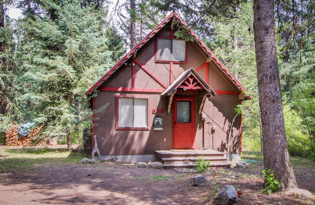 Dog-friendly riverfront cabin with wood stove and large deck near Payette Lake