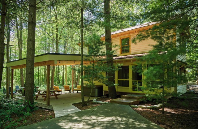 Dollybrook Cottage 1: Shared pool(closed for the season), private hot tub, pet friendly