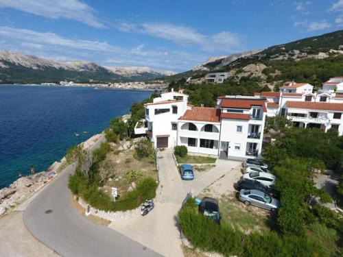 Dolores D&D, Baska