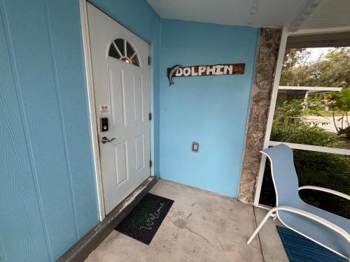 Dolphin Updated Cottage On River - 1 Mile to Beach Kitchen Washer Dryer