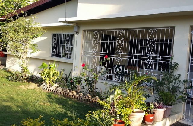 *DOMINIQUE'S GETAWAY- JA. safe*wifi*parking*experience the REAL JAMAICA