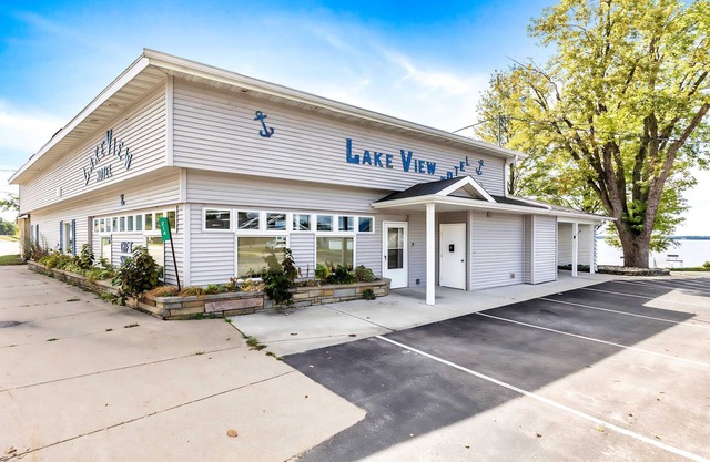 Double Bed Room in Heart of Lake City