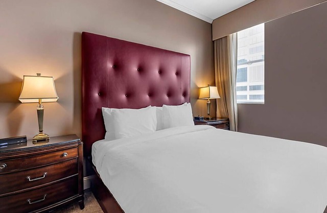 Downtown Nashville located in Printer's Alley with King Bed!