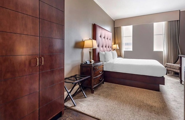 Downtown Nashville located in Printer's Alley with King Bed!