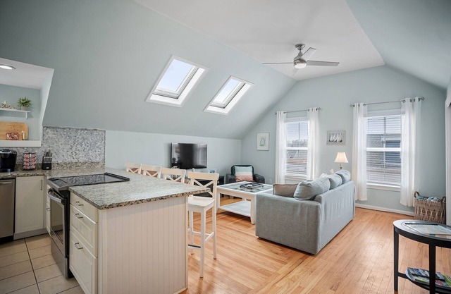 Downtown Newport Penthouse on Thames Street, 2 BR, Walk to Everything - Sleeps 6