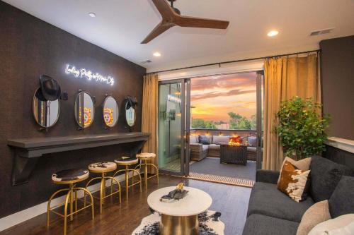 Downtown Views Glam Stations Close to Broadway
