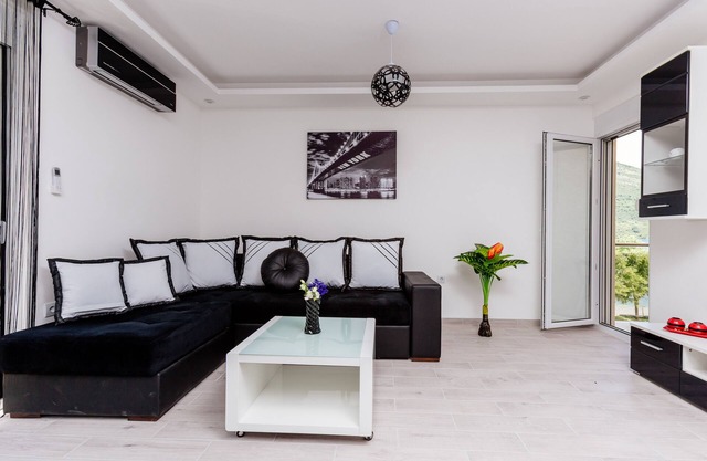 Dream Vacation Apartments- Black Apartment