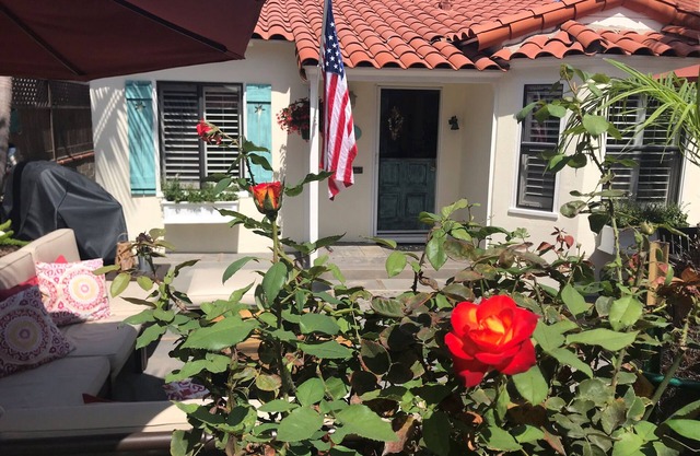 "E'toile de Mer" - Quiet/Private - Steps To Beach - LARGE 2 Car Garage and Patio