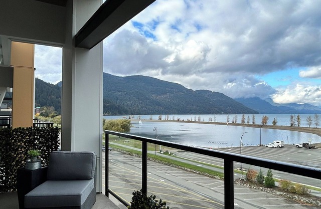 Eagle's Nest - Penthouse Condo w/spectacular Harrison Lake & Mountain Views