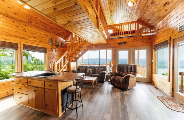 Eagles Nest Cabin – Bluff Views & Hot Tub!
