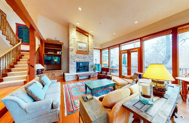Elegant Aspen townhouse with an inviting deck, fireplace, and washer/dryer