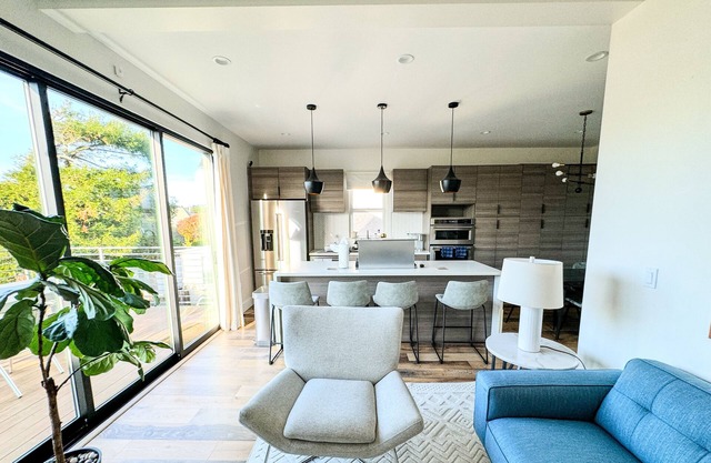 Elegant Escape: 2-Story Retreat with King Suite