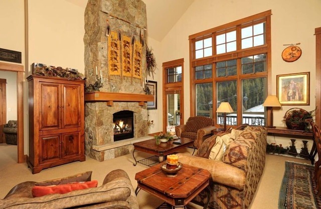 Elegant Ski-in/Ski-out Condo + Outdoor Hot Tub