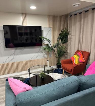 Elegant & Stylish Basement Suite- Private Entrance