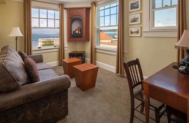 Elegant Victorian Room Near Columbia River w/Rooftop Terrace Views